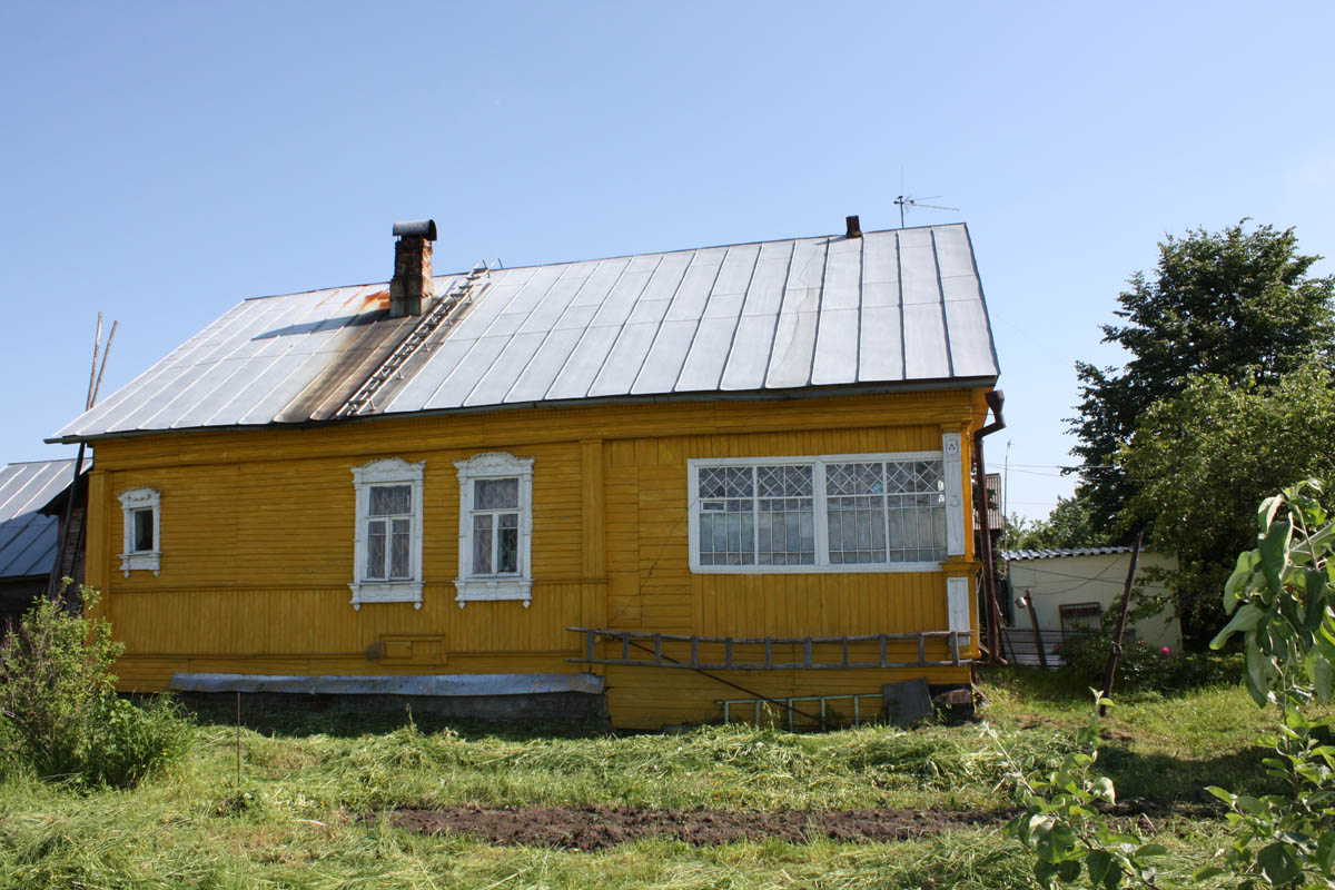 Продаются две двухкомнатные квартиры и участок с домом в поселке Черусти